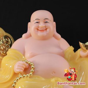 Tượng được thiết kế với tay trái nâng thỏi kim nguyên bảo, tay phải cầm chuỗi hạt