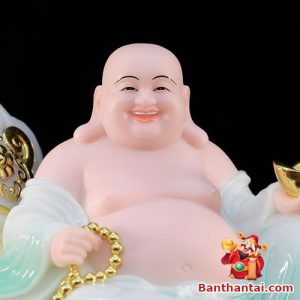Tượng được thiết kế với dáng ngồi tự tại, diện tướng hoan hỷ