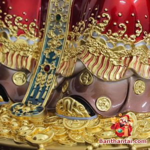 Họa tiết trên tượng được khắc họa tỉ mỉ, tinh xảo