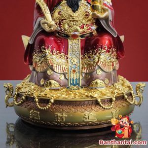 Áo của tượng được khắc họa hình ảnh rồng dát vàng