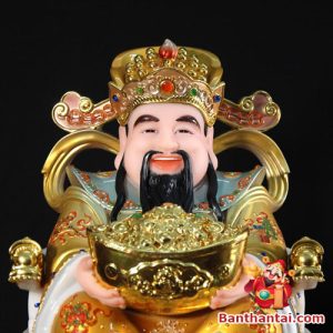 Biểu cảm tươi vui hạnh phúc của tượng Thần Tiền