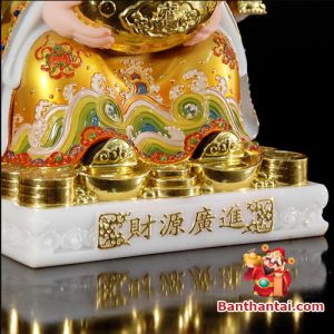 Dòng chữ Hán được khắc họa và dát vàng bắt mắt