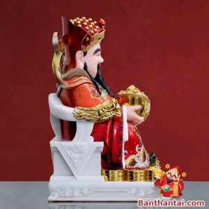 Tư thế oai phong của tượng, với thiết kế tay vịn, long đầu, và thế ngồi đĩnh đạc