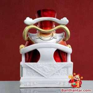 Tượng được hoàn thiện kỹ lưỡng cả mặt sau, tay ngai và phần lưng áo