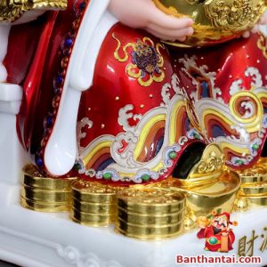 Bệ tượng được thiết kế với nhiều thỏi vàng và đồng xu xếp chồng