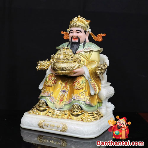 Tượng nổi bật với áo vàng họa tiết tinh xảo và đĩnh vàng sung túc