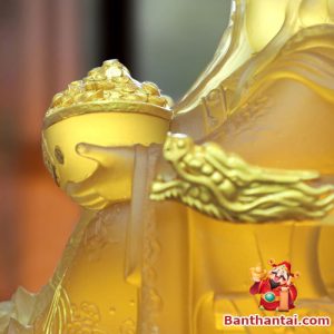 Tượng được khắc họa với các đường nét tinh xảo