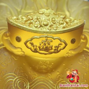 Phần thân trước tượng chạm khắc đĩnh vàng và họa tiết tinh tế