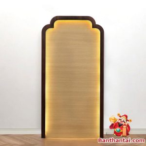Đèn LED ánh vàng dịu nhẹ được tích hợp khéo léo, làm nổi bật từng đường nét của vách