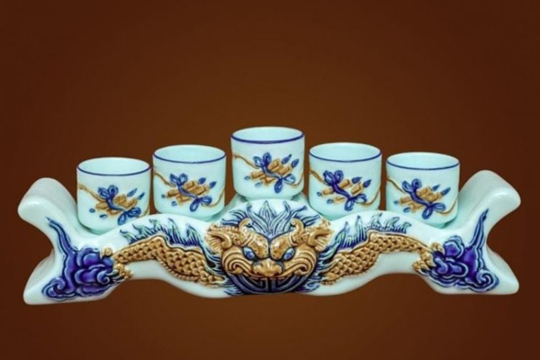 5 chén nước cúng Ông Địa thường được dùng để đựng nước sạch cúng Thần Tài Thổ Địa