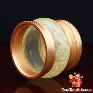 Phần miệng và đế bát hương được bọc đồng sang trọng