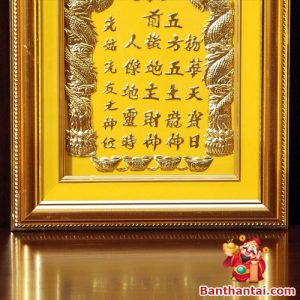 Chân bài vị khắc vàng nổi, sắc nét trên nền vàng tươi, thể hiện sự vững chãi và tôn nghiêm