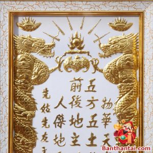Bài vị nền trắng dát vàng sắc nét, nổi bật với hình song long chầu bảo thể hiện quyền uy và may mắn
