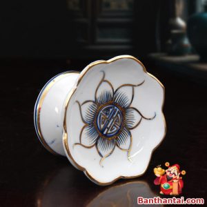 Mặt đế nến vẽ tay hoa sen và chữ Phúc, viền vàng nổi bật