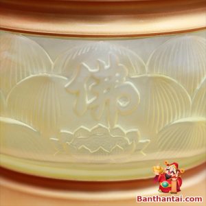 Đế hoa cửu liên và chữ Phật được khắc nổi sắc nét