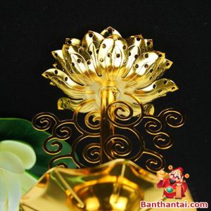 Đỉnh đế nến tạo hình hoa sen cách điệu, ánh vàng đồng sáng bóng tinh xảo