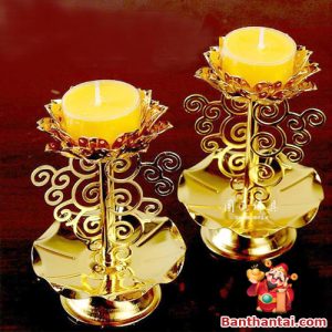 Bộ đôi chân đèn cầy bằng đồng, thiết kế hoa văn uốn lượn mềm mại