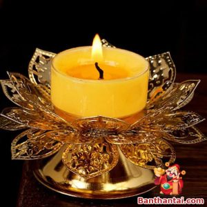 Đế nến chân thấp bằng đồng, tạo hình hoa sen, giữ nến chắc chắn và thẩm mỹ