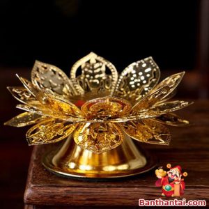 Thiết kế cánh sen xòe tinh xảo, ánh vàng nổi bật, tôn thêm vẻ trang nghiêm