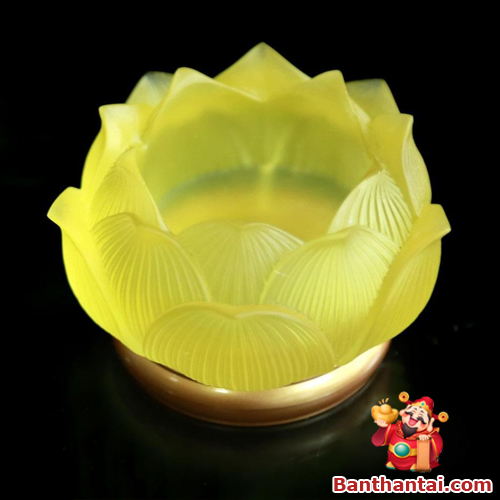 Đế nến lưu ly vàng hoa sen – sắc sáng nhẹ nhàng, tạo điểm nhấn thanh tịnh