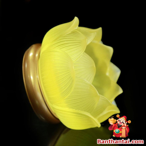 Thiết kế cánh sen bo tròn mềm mại, chất liệu lưu ly mờ cao cấp