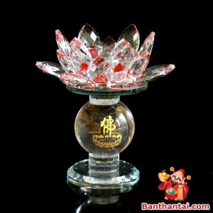 Đế nến pha lê màu đỏ – tinh xảo, nổi bật với biểu tượng chữ “Phật” vàng