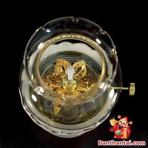 Đế tim đèn hoa sen mạ vàng tượng trưng cho sự giác ngộ và an lành trong không gian thờ cúng
