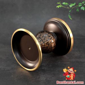 Họa tiết vân đá nổi bật trên nền đồng mờ tạo điểm nhấn trang nghiêm