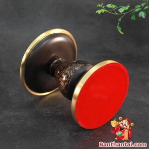 Đế lót nhung đỏ – Giúp bảo vệ bề mặt tiếp xúc, chống trượt hiệu quả