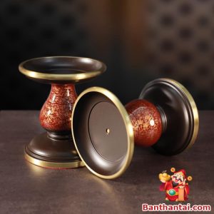 Thiết kế chân nến đồng vân đá màu nâu đỏ sang trọng, đế chắc chắn, viền đồng nổi bật