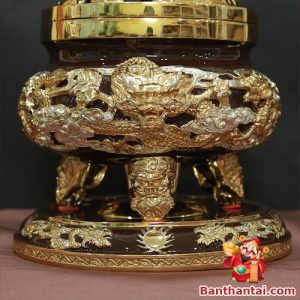 Toàn thân lư đồng chạm Cửu Long nổi bật trên nền men nâu sang trọng