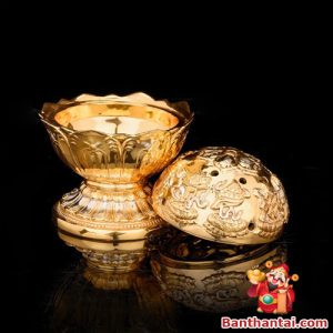 Lư trầm đồng dát vàng gồm phần thân và nắp, chạm nổi tinh xảo biểu tượng Cát Tường