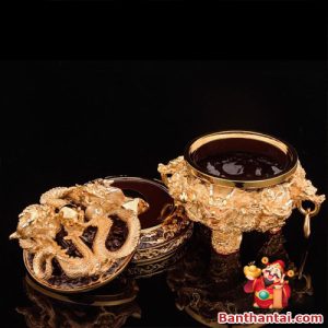 Toàn bộ lư và nắp rồng – Cấu trúc chắc chắn, đồng dát vàng sang trọng