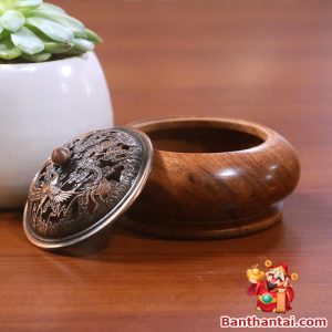 Lư trầm bằng gỗ nắp kim loại chạm rồng, thiết kế mộc mạc kết hợp chi tiết chạm khắc tinh xảo