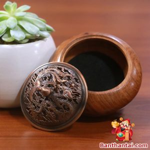 Nắp lư họa tiết rồng nổi bật, phần thân gỗ tự nhiên tạo cảm giác ấm cúng, sang trọng