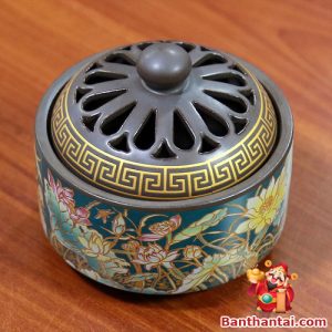 Lư xông trầm với hoa văn hoa sen sắc nét, họa tiết viền vàng nổi bật