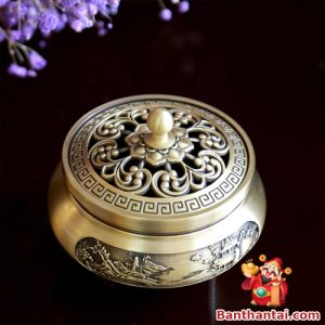 Nắp lư chạm hoa văn mềm mại, tinh xảo với họa tiết sen và họa tiết hồi văn cổ
