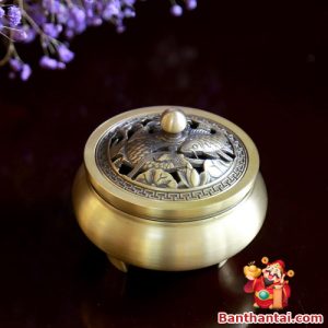 Nắp lư khắc cá chép hoa sen tinh xảo, tượng trưng cho phúc lộc và sự thăng tiến
