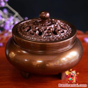 Lư xông trầm đồng chân cao màu nâu, thiết kế đơn giản nhưng tinh tế