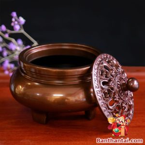 Kích thước 7.7x11.5cm, nắp hoa văn thông gió tốt, phù hợp không gian thờ nhỏ gọn