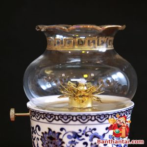 Phần đế tim đèn được đập nắp thủy tinh giúp đảm bảo an toàn khi sử dụng