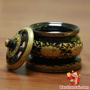 Lư xông trầm bằng điện họa tiết hoa sen vàng nổi bật, mang vẻ sang trọng và trang nhã