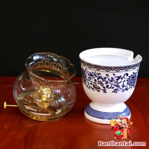 Phần chân đế đừng dầu có thiết kế hở để châm thêm dầu khi hết