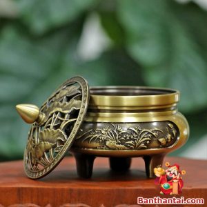 Lư xông trầm đồng khắc hoa sen, thiết kế ba chân vững chãi, nắp hoa văn tinh xảo