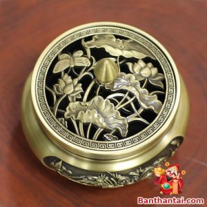 Nắp lư nổi bật với hình sen và bướm, tôn lên vẻ đẹp nhẹ nhàng và thanh khiết