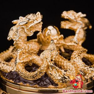 Nắp lư nổi bật với hình ảnh Lưỡng Long chầu ngọc