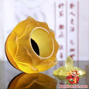 Lư trầm lưu ly vàng nổi bật với hình dáng hoa sen thanh khiết, tỏa sáng trong không gian thờ