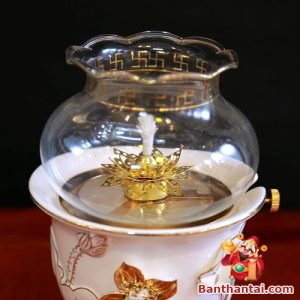 Đế tim đèn được hoàn thiện tỉ mỉ và dát vàng các chi tiết