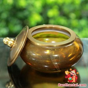 Màu hổ phách sang trọng làm nổi bật không gian thờ cúng