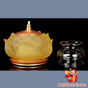 Ánh vàng sang trọng phù hợp với nhiều phong cách bàn thờ khác nhau